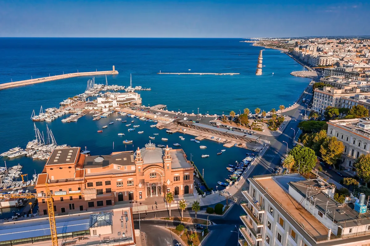 Bari vista dall’alto, il porto e il lungomare